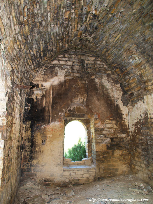 INTERIOR: FACHADA OESTE Y PUERTA